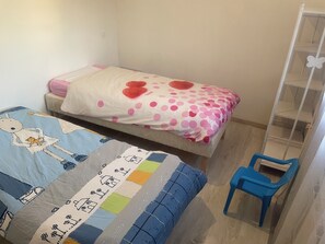 2 habitaciones, tabla de planchar con plancha y cuna de viaje 