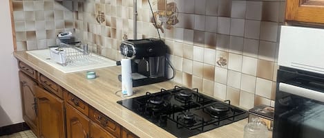 Frigorifero, microonde, forno, piano cottura