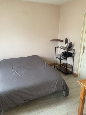 2 bedrooms, iron/ironing board, travel cot, free WiFi