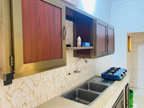 Private kitchen - Luxury bed and breakfast, Wifi, Quiet, discreet in a secure area (Abomey Calavi)