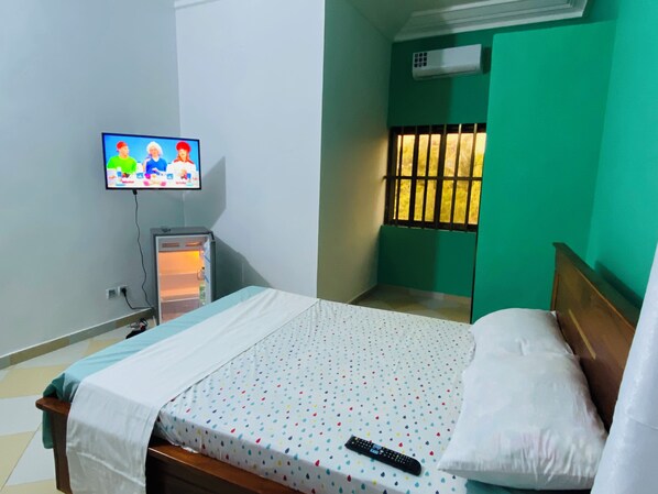 1 dormitorio, tabla de planchar con plancha, wifi y ropa de cama