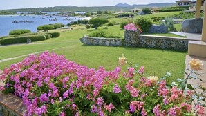 Un jardin aménagé offrant une vue sur un lac et des montagnes.