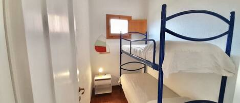 2 sovrum, resesäng och sängkläder