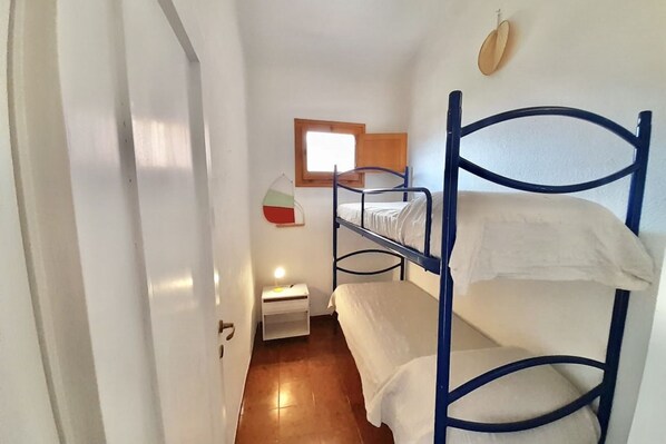 2 bedrooms, travel crib, bed sheets