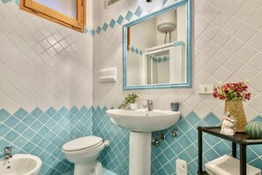 Shower, bidet - Large apartment of about 55 square meters furnished in a simple and classic way with original but functional features located on the first floor.It consists of a living room with equipped kitchenette, double sofa bed, double bedroom and second bedroom wi (Golfo di marinella)
