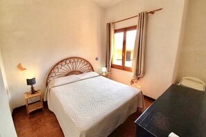 2 bedrooms, travel crib, bed sheets