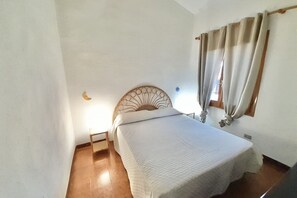 2 slaapkamers, reisbedje, beddengoed