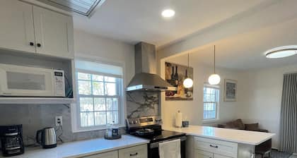 Newly Renovated Luxury 3-Bed 2-Bath House with Easy Airport Access