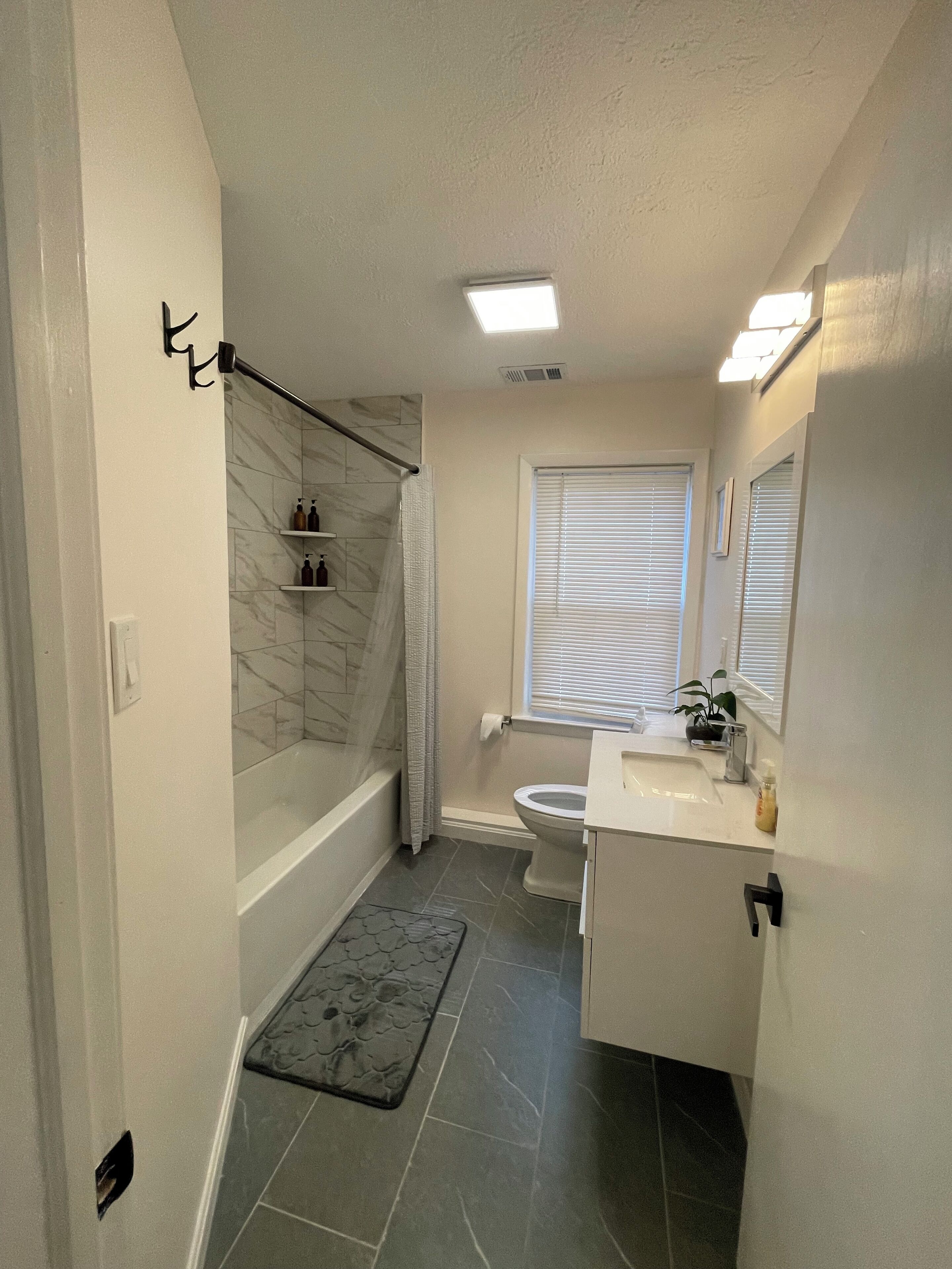 Een douche, een haardroger, handdoeken, zeep