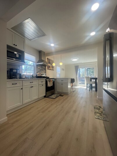 Newly Renovated beautiful 3-Bed 2-Bath Home with Easy Airport Access