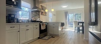 Newly Renovated beautiful 3-Bed 2-Bath Home with Easy Airport Access