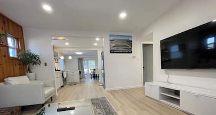 Newly Renovated Luxury 3-Bed 2-Bath House with Easy Airport Access