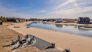 Une propriété située au bord de la rivière, dotée d’une plage de sable, d’un espace extérieur aménagé et de plusieurs maisons.