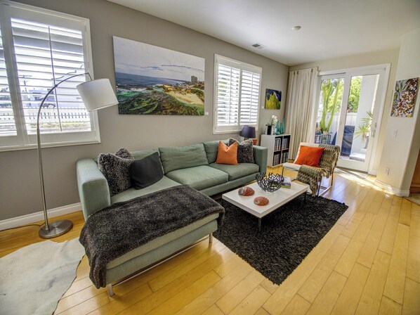 Smart TV, chimenea, monitor de computadora y impresora