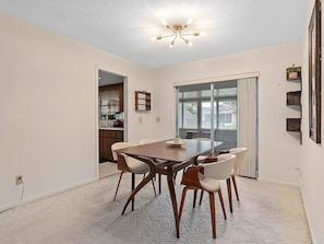 Dining - Charming 4-bedroom house with WiFi, AC in adorable Apopka (Apopka)