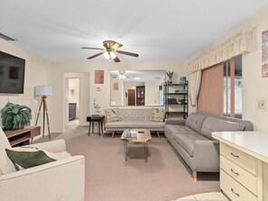 Smart TV, table football - Charming 4-bedroom house with WiFi, AC in adorable Apopka (Apopka)