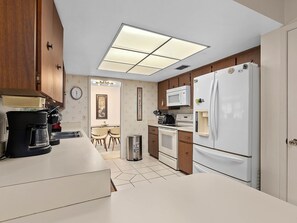 Microwave, oven, stovetop, dishwasher - Charming 4-bedroom house with WiFi, AC in adorable Apopka (Apopka)