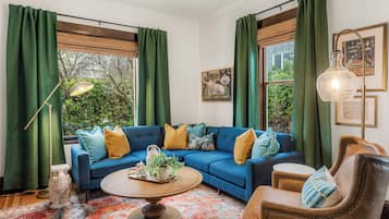 Televisio, pöytäjalkapallopöytä, kirjoja