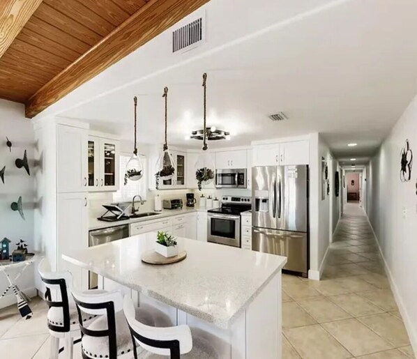 Fridge, microwave, oven, stovetop - Key Colony Beach 3BR/2BA Home w/ 50ft Dock – Waterfront Paradise! (Key Colony Beach)