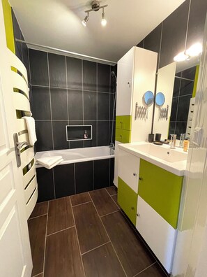 Een haardroger, handdoeken, zeep, toiletpapier