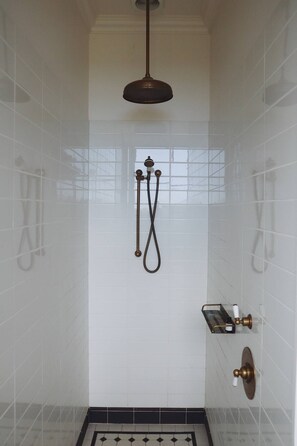 Chuveiro, toalhas de banho, sabonete, shampoo