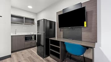 Studio | Private kitchen | Full-size fridge, microwave, stovetop