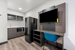 Refrigerador con freezer, microondas, placa de cocina