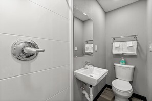 Studio | Bathroom | Combined shower/tub, towels, toilet paper - Southern Suites Kennesaw (Kennesaw)