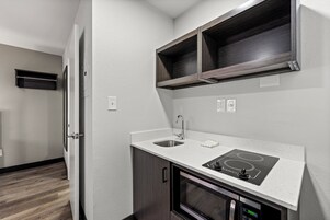 Refrigerador con freezer, microondas, placa de cocina