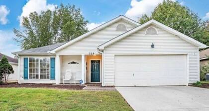 Just Like Home 3-bedroom house in wonderful Madison/ Pet-Friendly