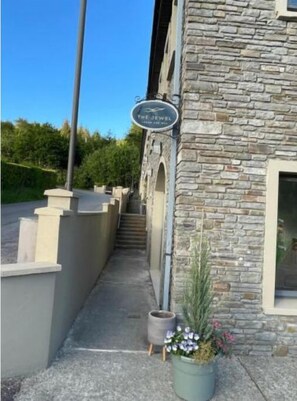 Exterior detail - TheJewel Lodge & Spa Glengarriff Apartment with Mountain View (Glengarriff)