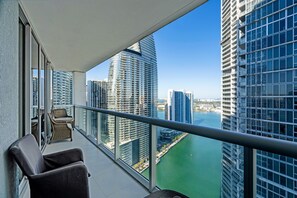 Property grounds - 2-bedroom condo in cool Miami with fitness room, WiFi, AC (Miami)