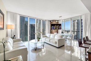 Smart TV - 2-bedroom condo in cool Miami with fitness room, WiFi, AC (Miami)