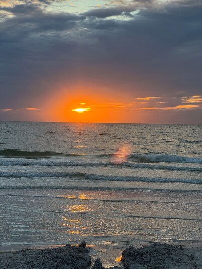 Private 2BR/2BA Home: Saltwater Pool, Fenced Yard, Sleeps 6 -Custom winter rates