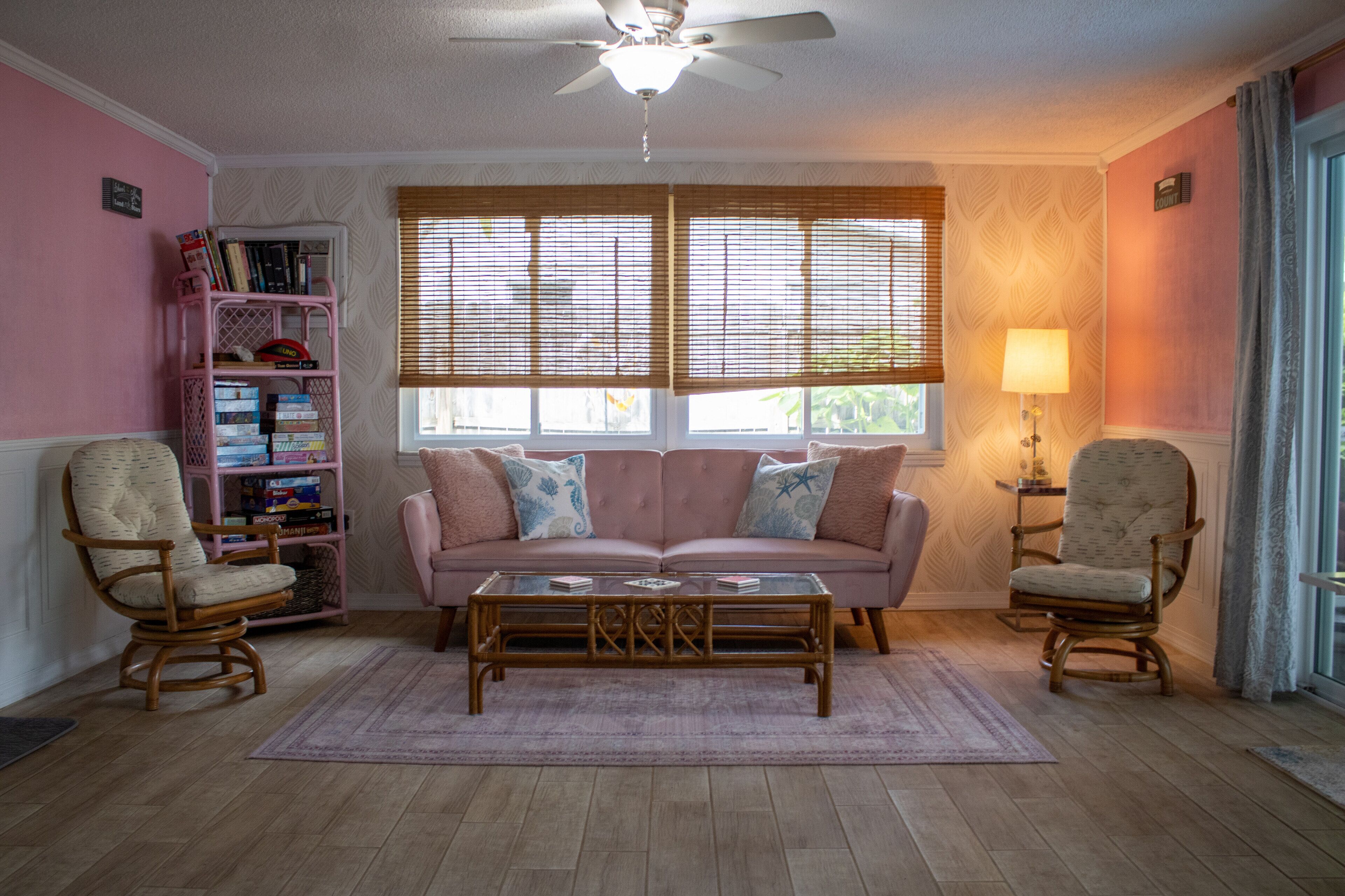 Älytelevisio, pöytäjalkapallopöytä, kirjoja