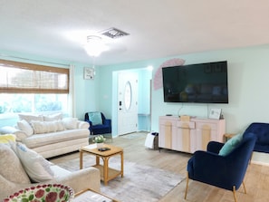 スマートテレビ、テーブルサッカー台、書庫