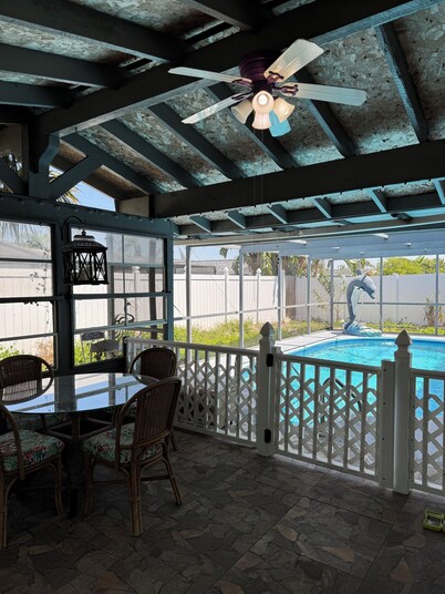 Holiday Specials - Ask! Dog-Friendly Tropical Getaway with a Covered Pool