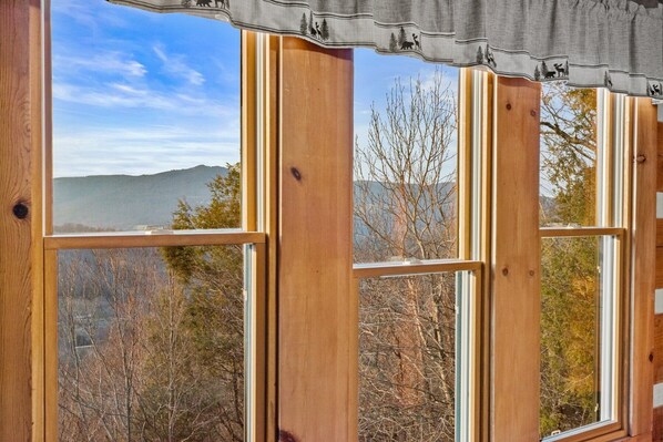 A room with large windows offering a view of a mountainous landscape. - Sugar's Sunset Vista - Fantastic Views on Sugar Mountain (Banner Elk)
