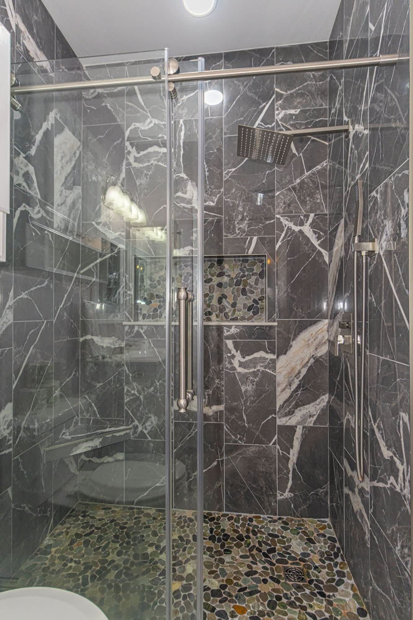 Doccia, asciugacapelli, asciugamani, shampoo