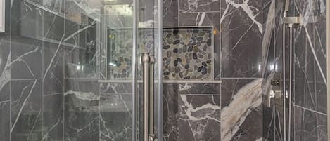 Douche, séchoir à cheveux, serviettes fournies, shampooing