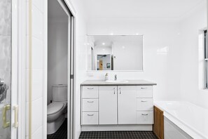 Dusche, Haartrockner, Handtücher