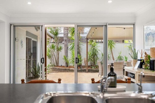 Pet Friendly Beachside Hideaway - Lazy on Lowry