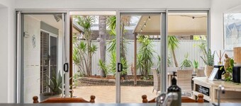 Pet Friendly Beachside Hideaway - Lazy on Lowry