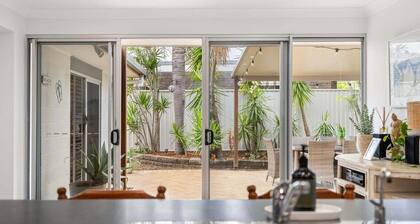 Pet Friendly Beachside Hideaway - Lazy on Lowry