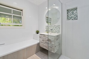 Shower, hair dryer, towels - Classic Holiday House (WOORIM)