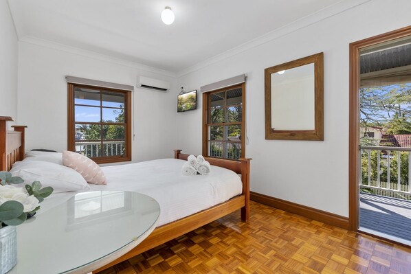 4 bedrooms, iron/ironing board, free WiFi, bed sheets