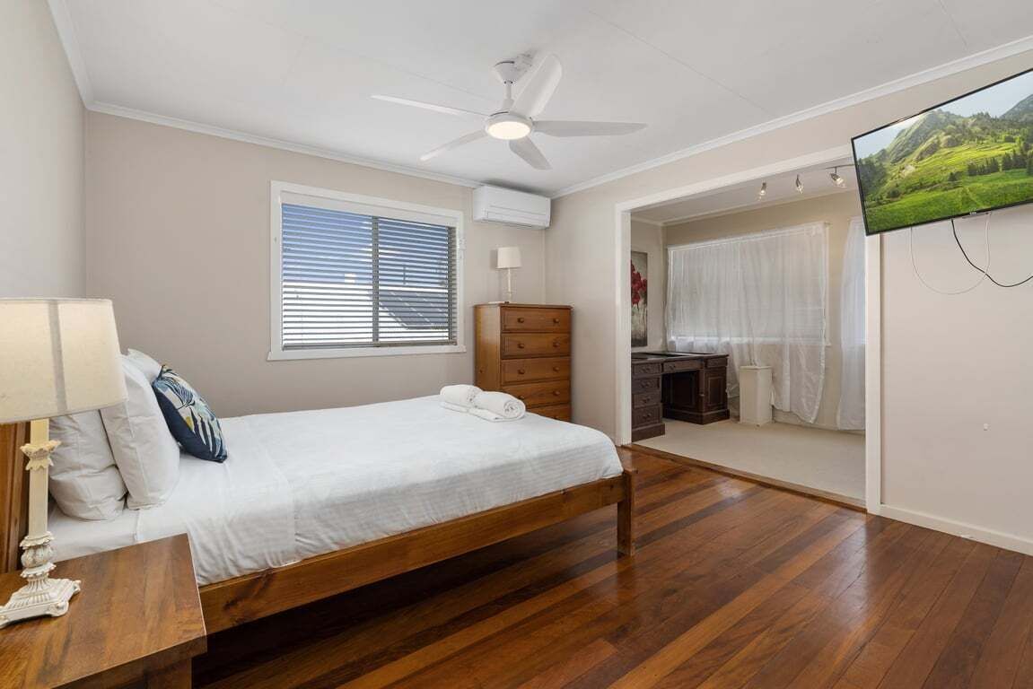 5 bedrooms, iron/ironing board, bed sheets