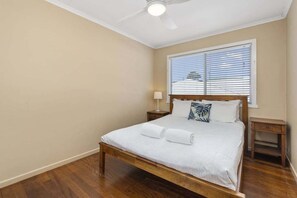 5 chambres, fer et planche à repasser, literie fournie