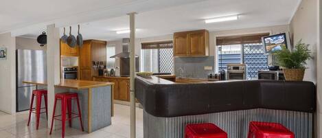 冷蔵庫、電子レンジ、オーブン、コンロ