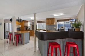 Frigorífico, microondas, horno y placa de cocina
